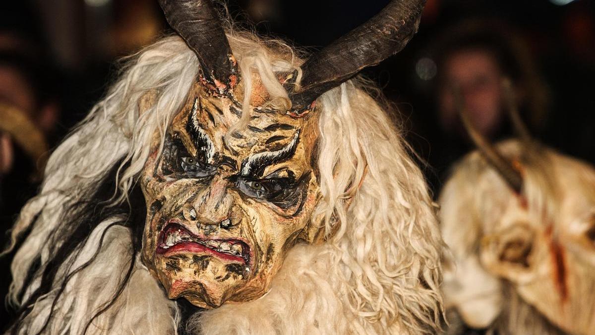 Aunque su función era la de dar miedo a los niños que se han portado mal, Krampus ha adquirido un aire carnavalesco y participa en desfiles navideños en Austria
