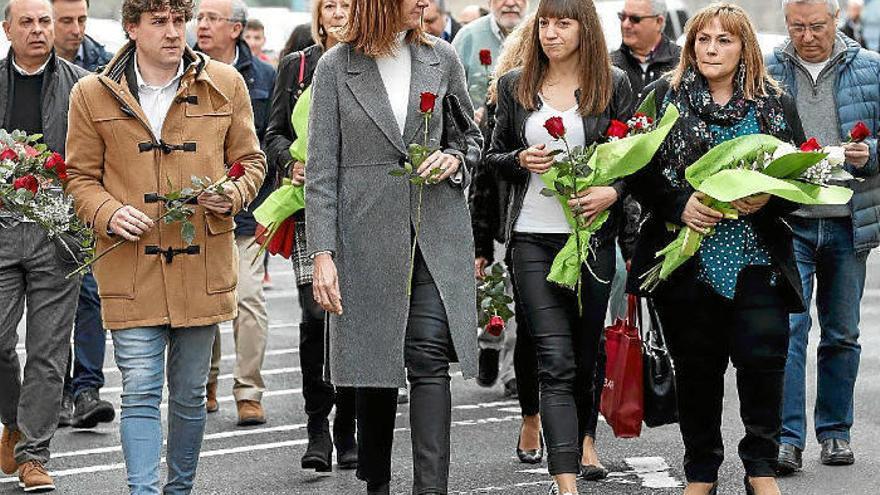 Idoia Mendia y Eneko Andueza, ayer en Arrasate con la mujer e hija de Isaías Carrasco.