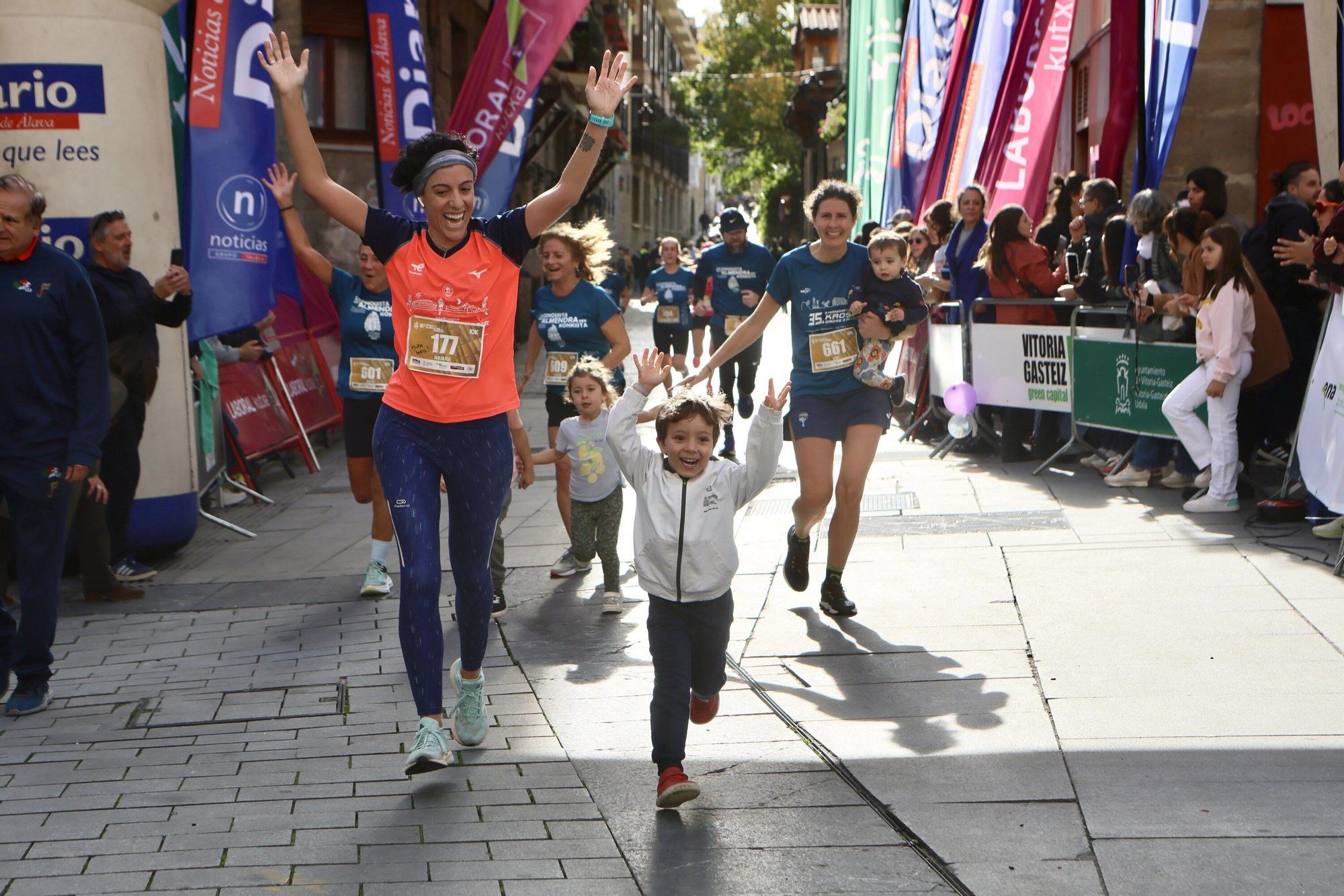 En imágenes: Miles de personas participan en La Conquista de la Almendra