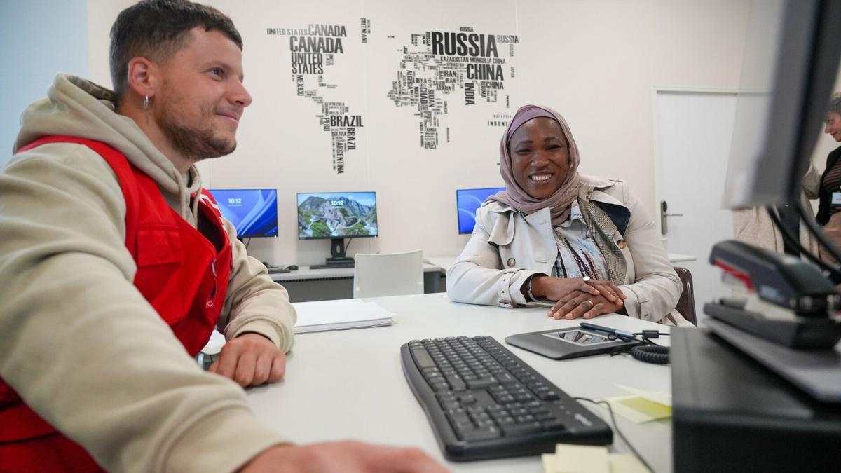 Iñaki Puelles, técnico del Plan de Empleo de Cruz Roja en Álava, con Djeneba Abdoulaye
