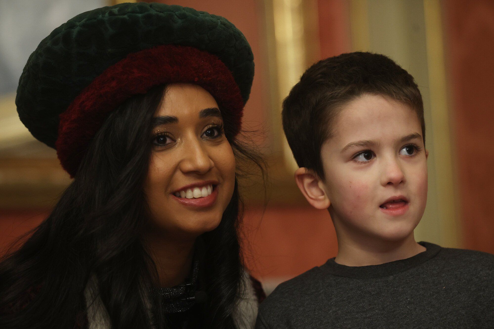 Cientos de jóvenes de Pamplona entregan sus cartas a los pajes de los Reyes Magos