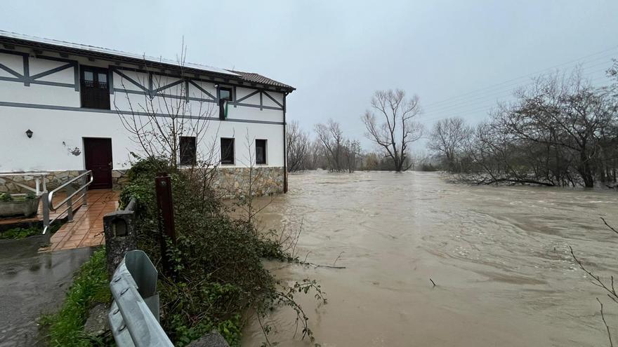 Las intensas lluvias desbordan el río Butrón en Mungia