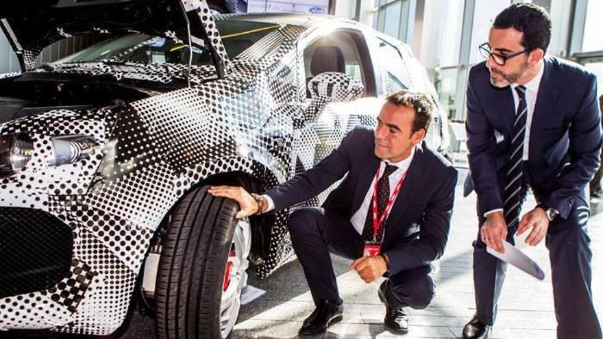 Alberto Peña, de Tecnalia, y Mikel Lorente, de AIC, presentan el “motor en rueda”.