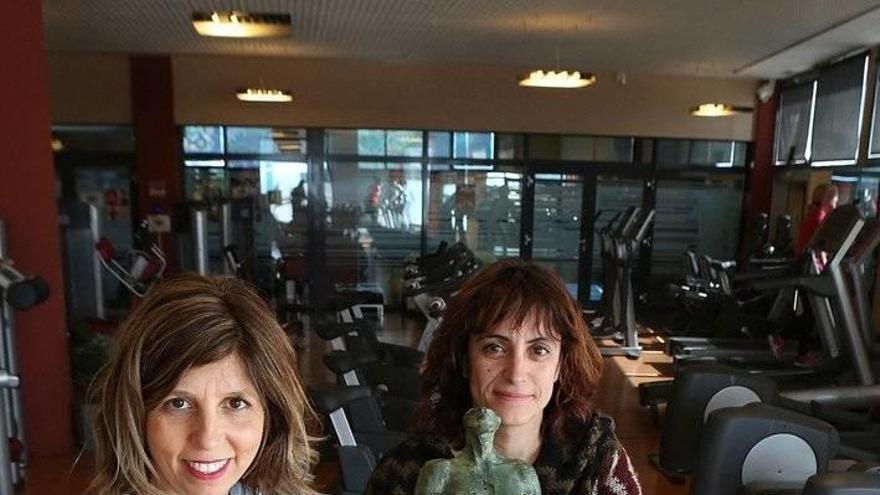 Las técnicas de Deporte Nerea Romero Torrens (Ayuntamiento de Egüés) y Eva Sada Urabayen (Huarte) posan con el galardón en el Spa-Sport de Itaroa.