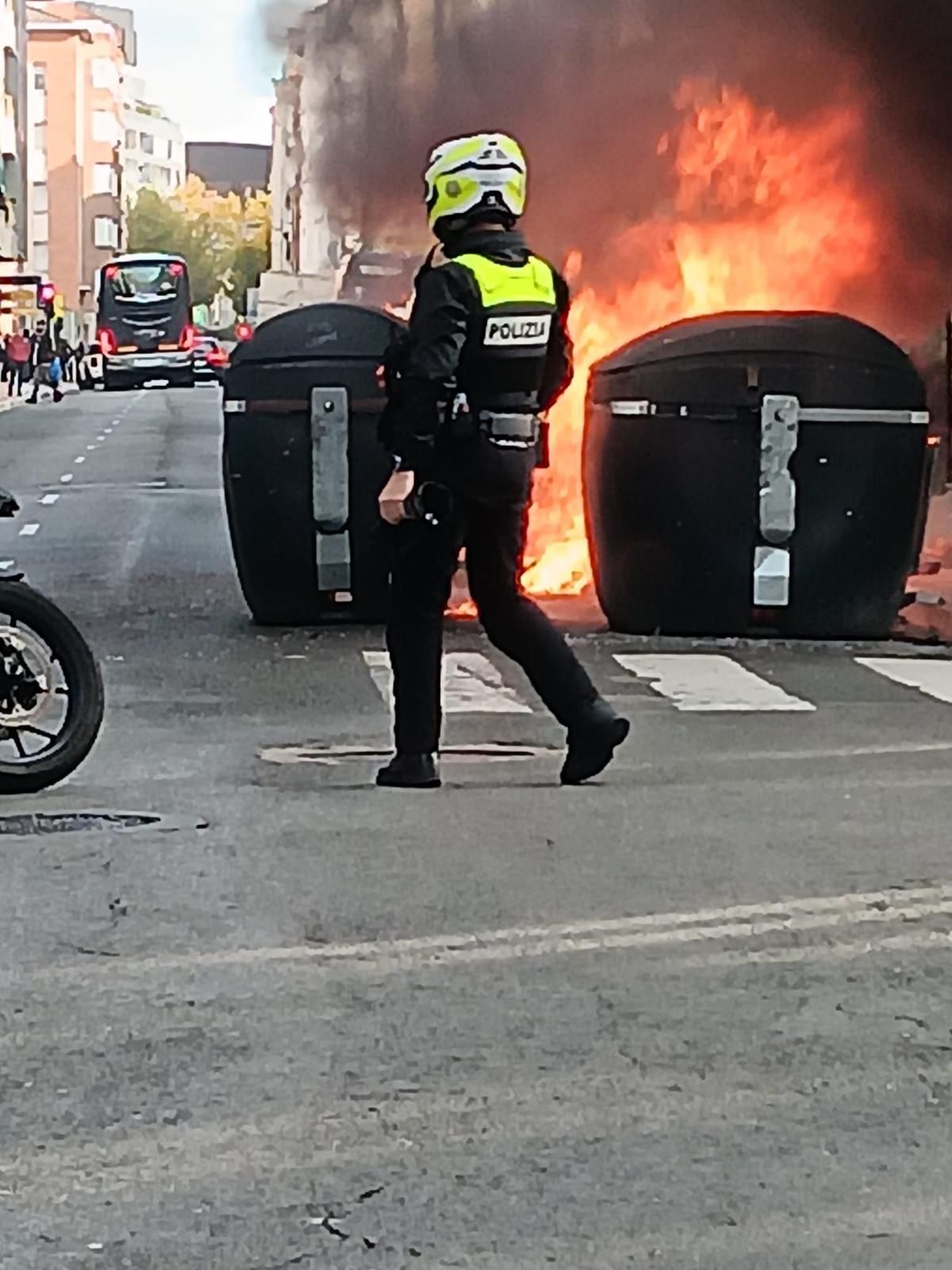 En imágenes: Arden varios contenedores entre la calle Dato y la calle Florida