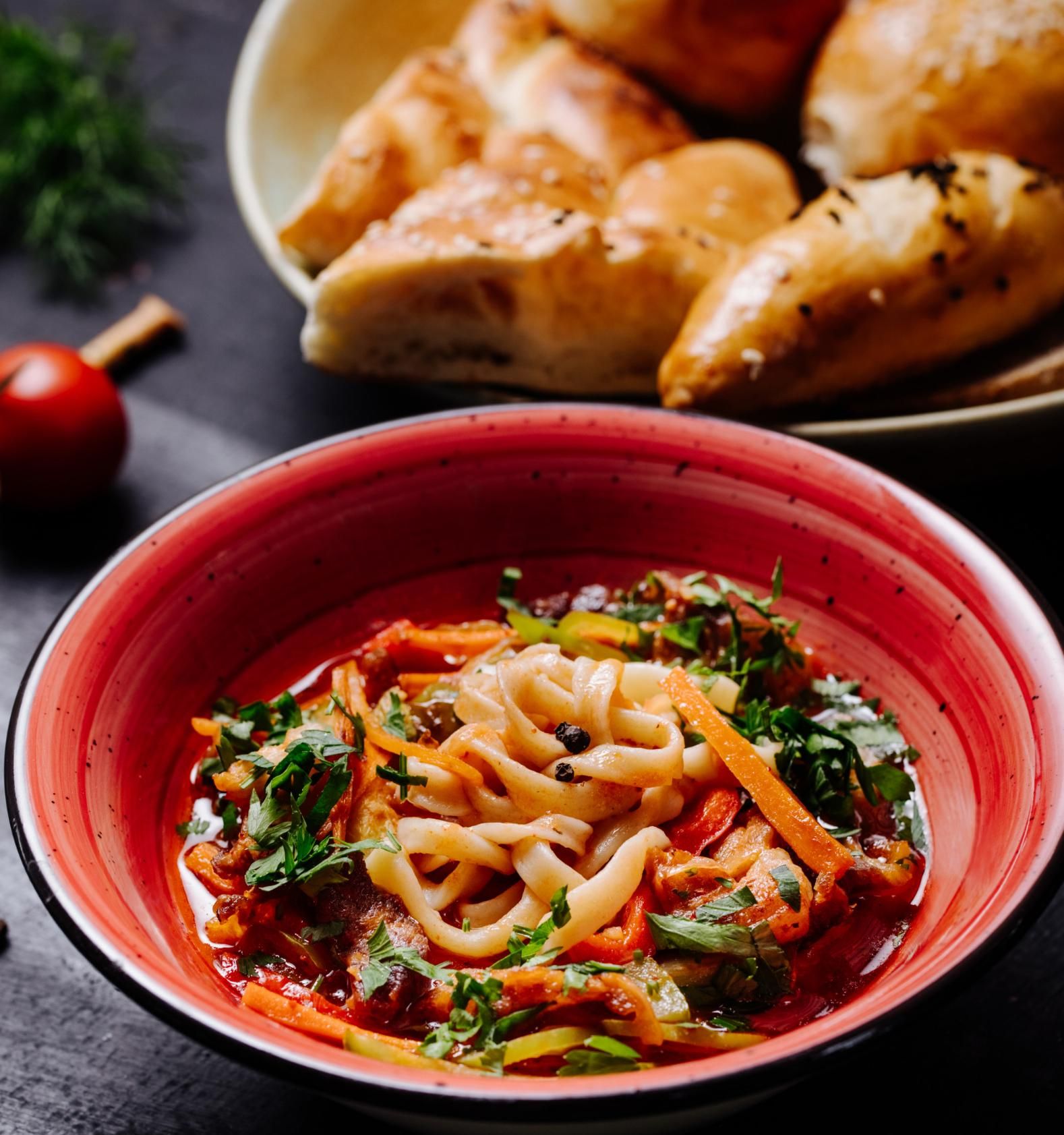 Konjac con calabacín, salsa de tomate y zanahoria.