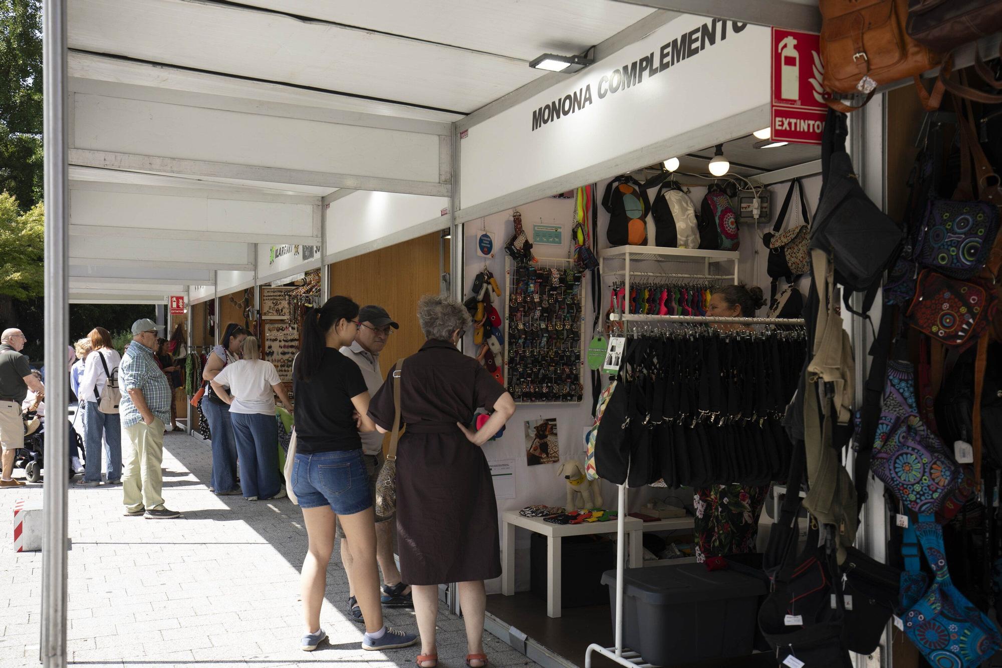 En imágenes: La plaza Santa Bárbara acoge la feria de La Blanca