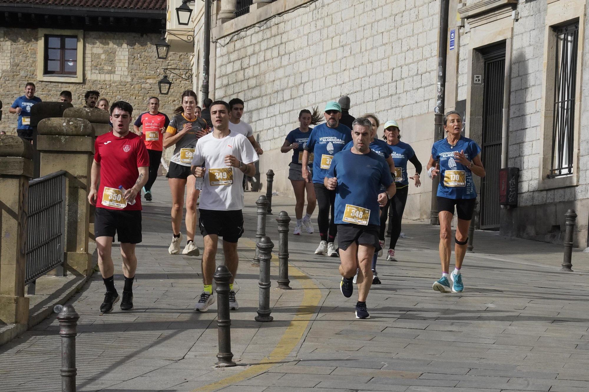 En imágenes: Miles de personas conquistan la Almendra de Gasteiz