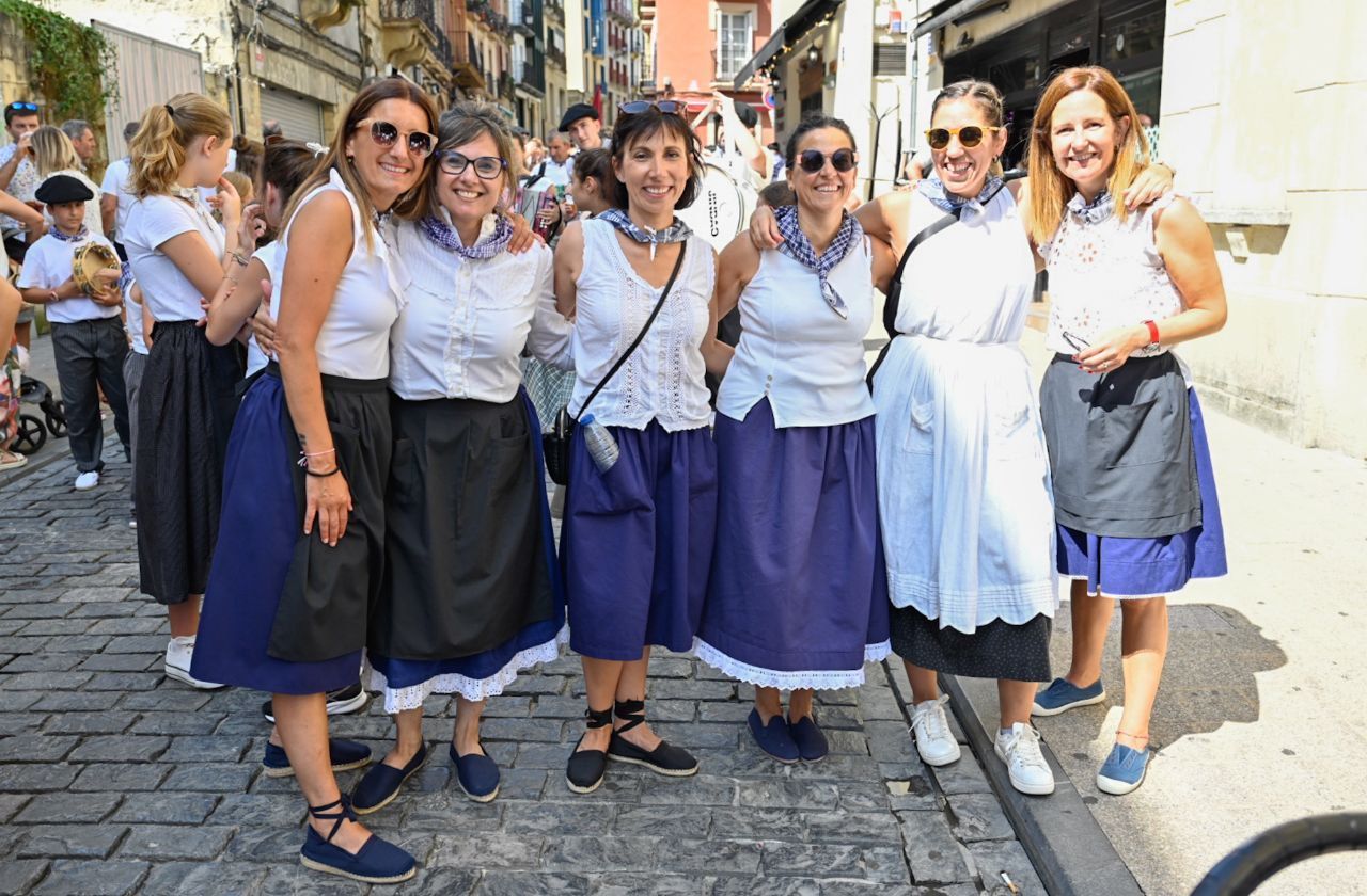 Gran ambiente en el desfile de la Euskal Jira de Irun