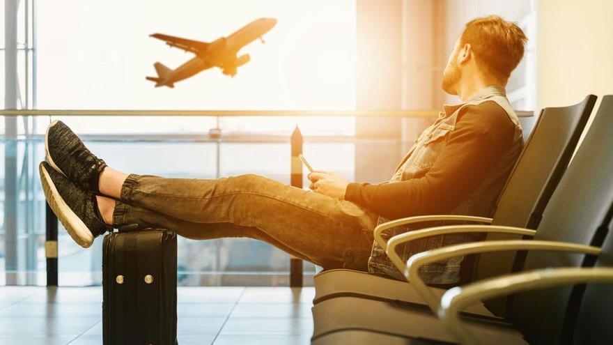 Adiós al límite de las botellas en los aviones: Europa se prepara para acabar con esa restricción
