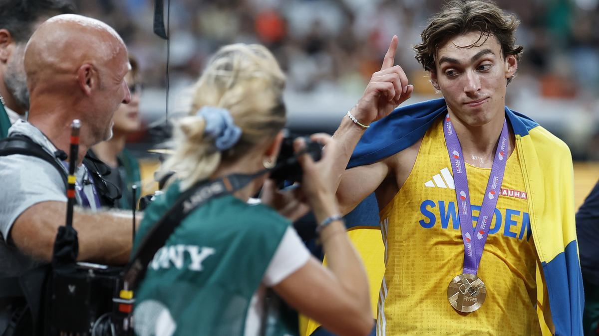 Armand &#039;Mondo&#039; Duplantis celebra su nuevo récord mundial de salto con pértiga.