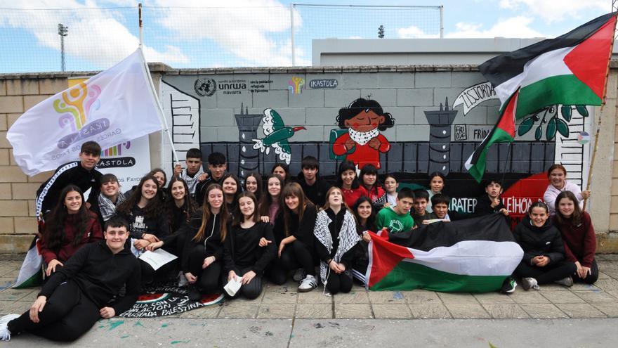 La Ikastola de Tafalla visibiliza la realidad de Palestina en un mural