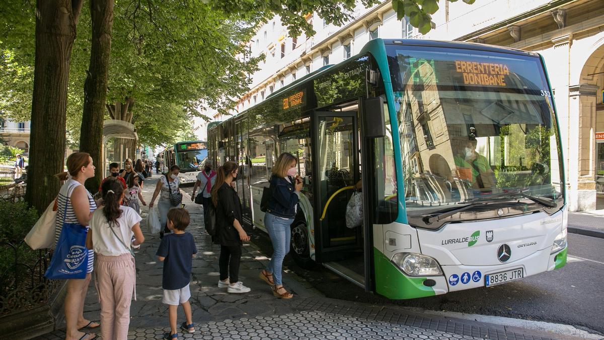 Autobuses de Lurraldebus en la plaza Gipuzkoa de Donostia / Iker Azurmendi