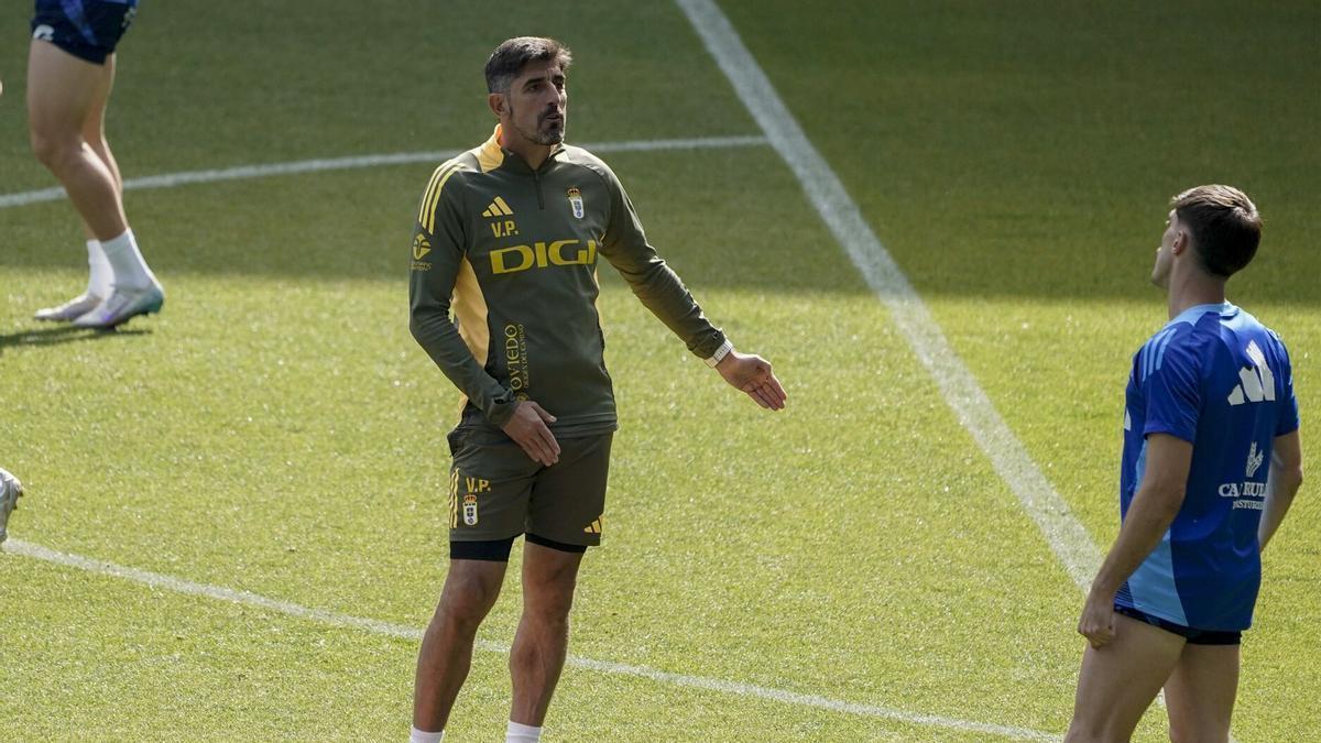 Paunovic dialoga con Nacho Vidal en un entrenamiento con el Oviedo de principios de temporada.