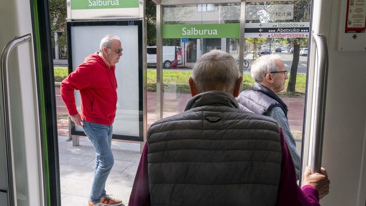 Pasajeros en el tranvía a Salburua