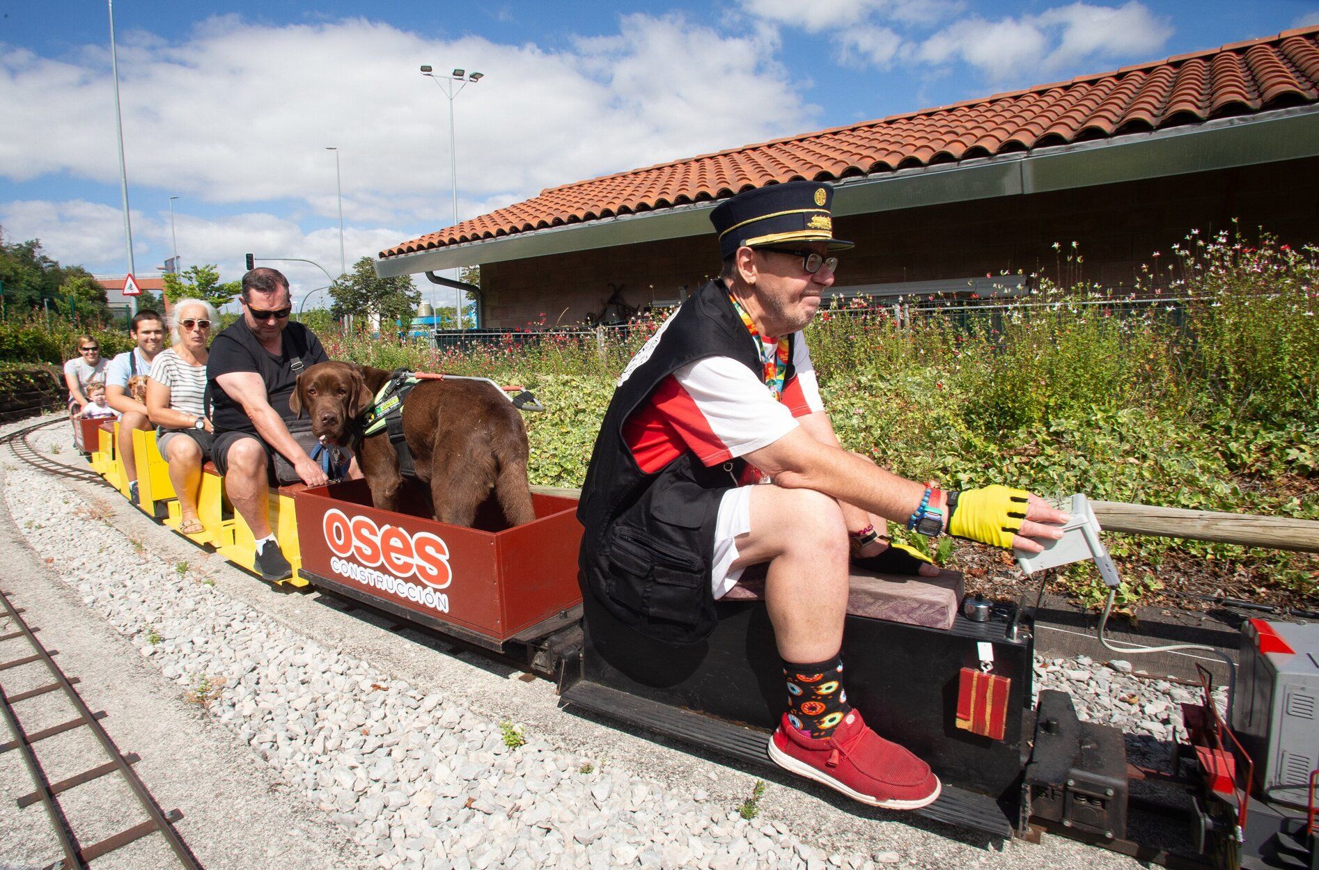 FOTOS | Budimir disfruta con su familia y se monta en el tren de Trinitarios