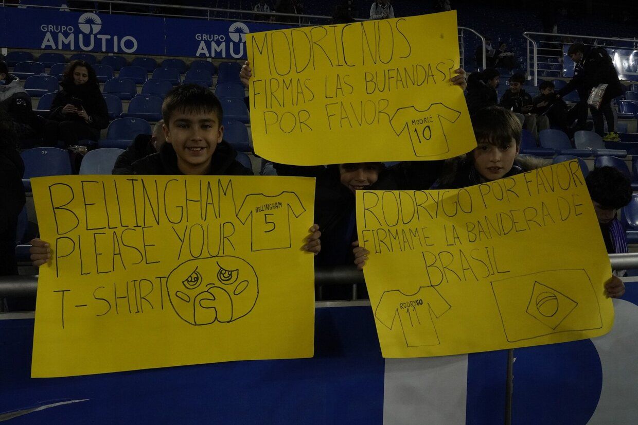 En imágenes: la afición del Alavés calienta motores en Mendizorroza y espera a las estrellas del Real Madrid