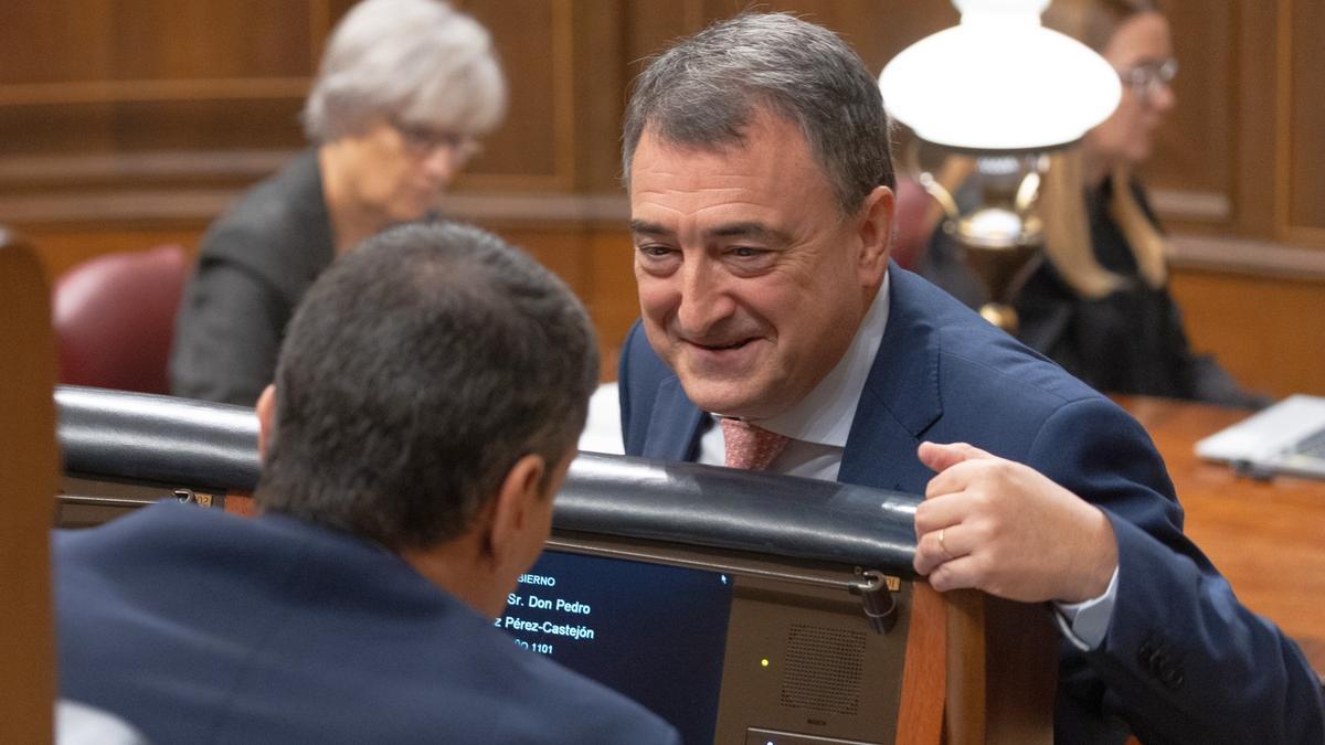 Aitor Esteban conversa con Pedro Sánchez en el Congreso.
