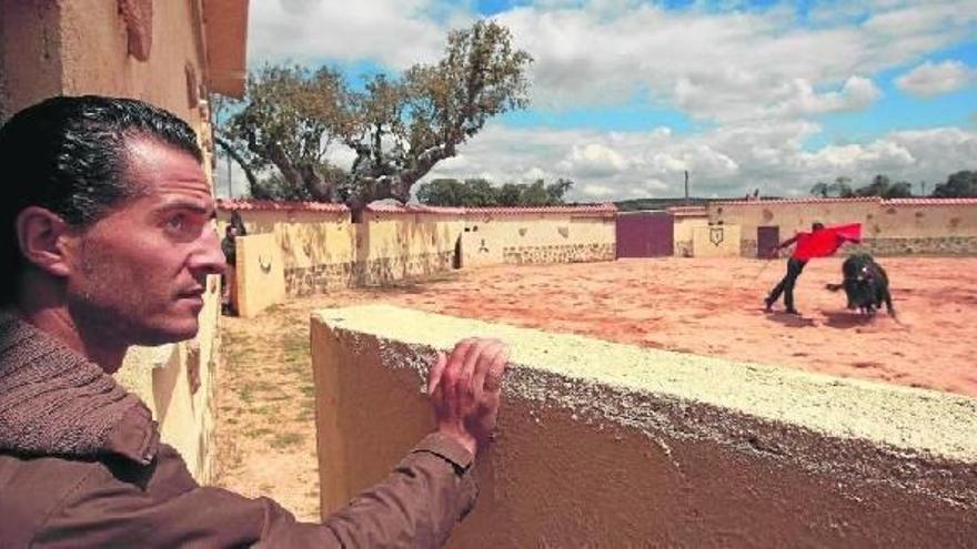 Iván Fandiño en su hábitat natural, un tentadero en el campo. La ciudad le queda lejos.