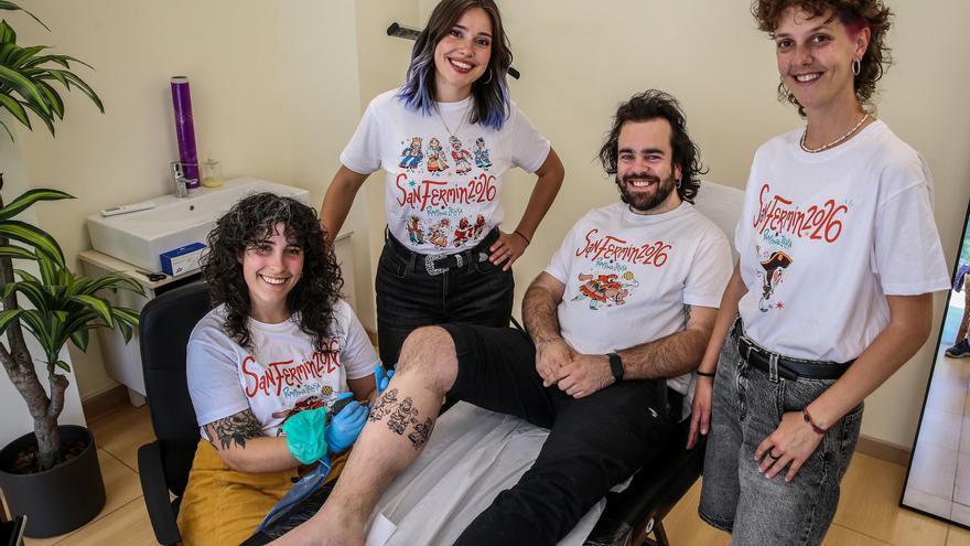'La Cuadrilla' de San Fermín, hasta en la piel: el cartel de las fiestas hecho tatuaje