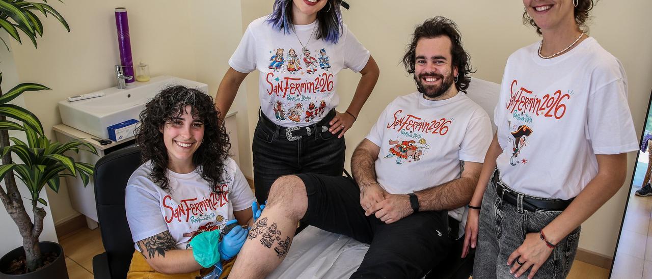 Fotos del cartel de San Fermín 2026 hecho tatuaje