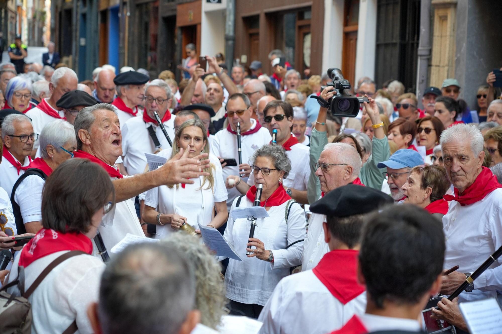 En imágenes: Los auroros despiertan a Vitoria con sus canciones