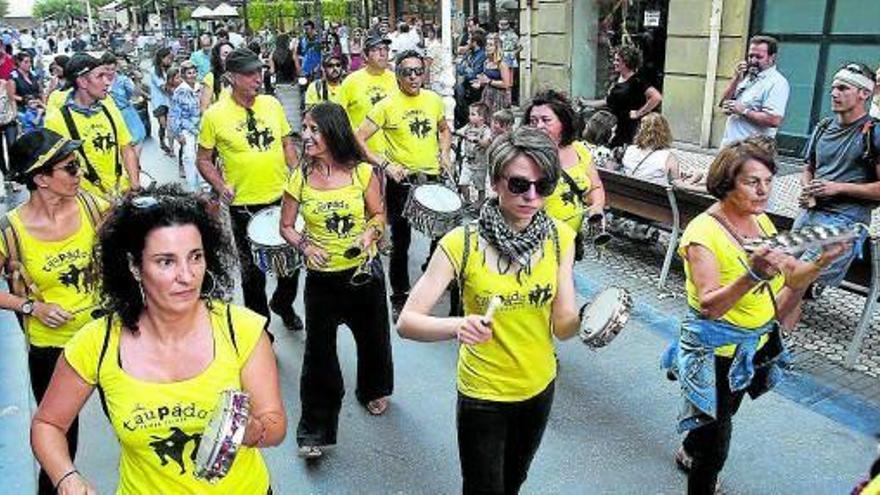Una batucada que animó en la tarde de ayer las calles de Gros.