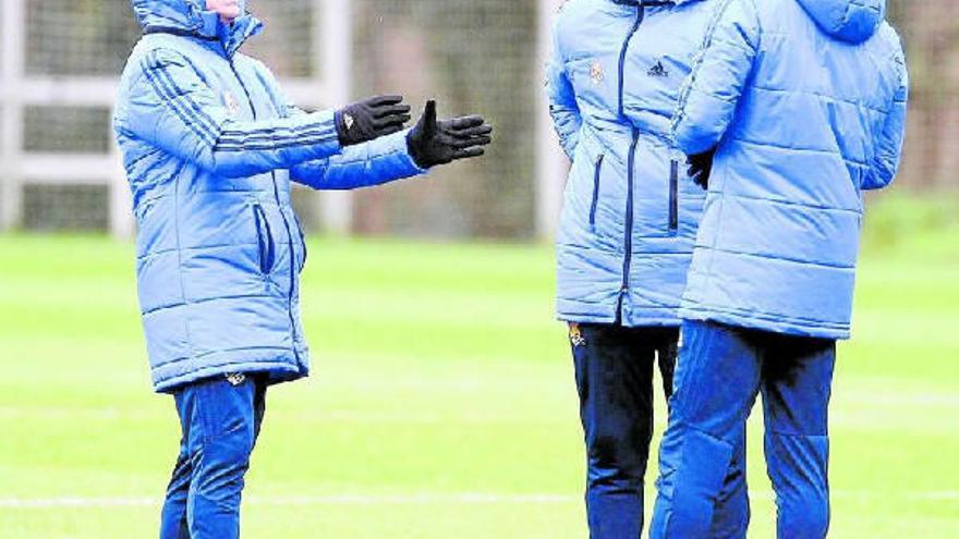 Eusebio da explicaciones a sus ayudantes, Juan Carlos Andrés y Mikel Labaka, durante el entrenamiento matinal de la Real que tuvo ayer lugar en las instalaciones de Zubieta.