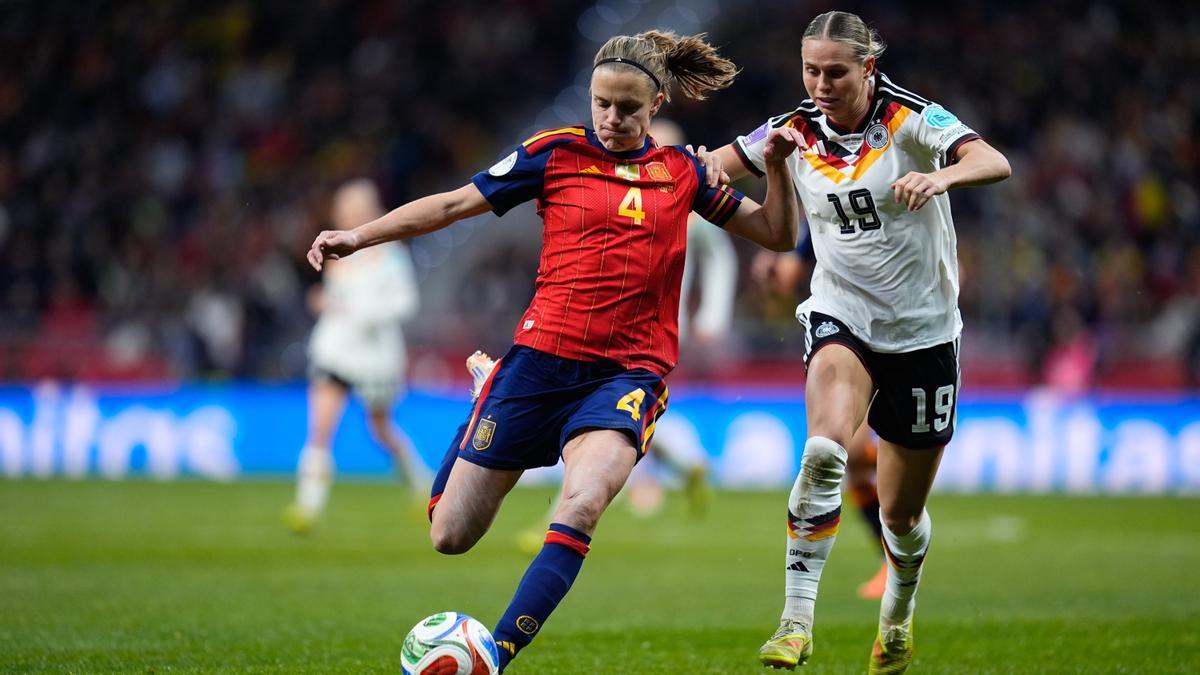 La exrojiblanca Irene Paredes disputa un balón con la alemana Klara Buhl of Germany.