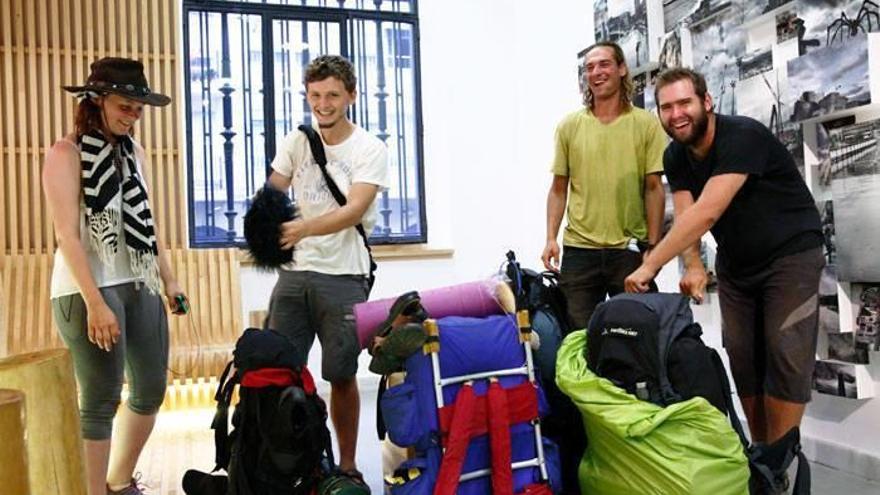 Peregrinos: Petr Navratil, de 30 años, y sus amigos han venido a Bilbao para empezar el Camino de Santiago. Su estancia tan solo será de un día.