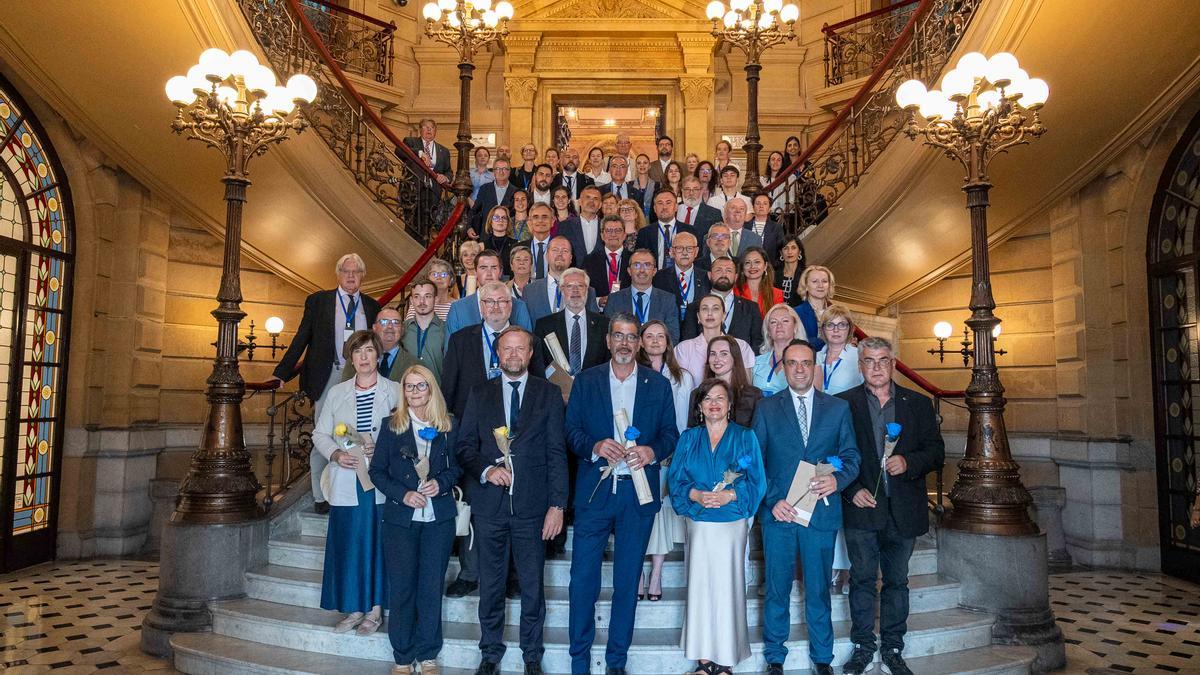 Foto de familia en la escalera central del Ayuntamiento de Donostia