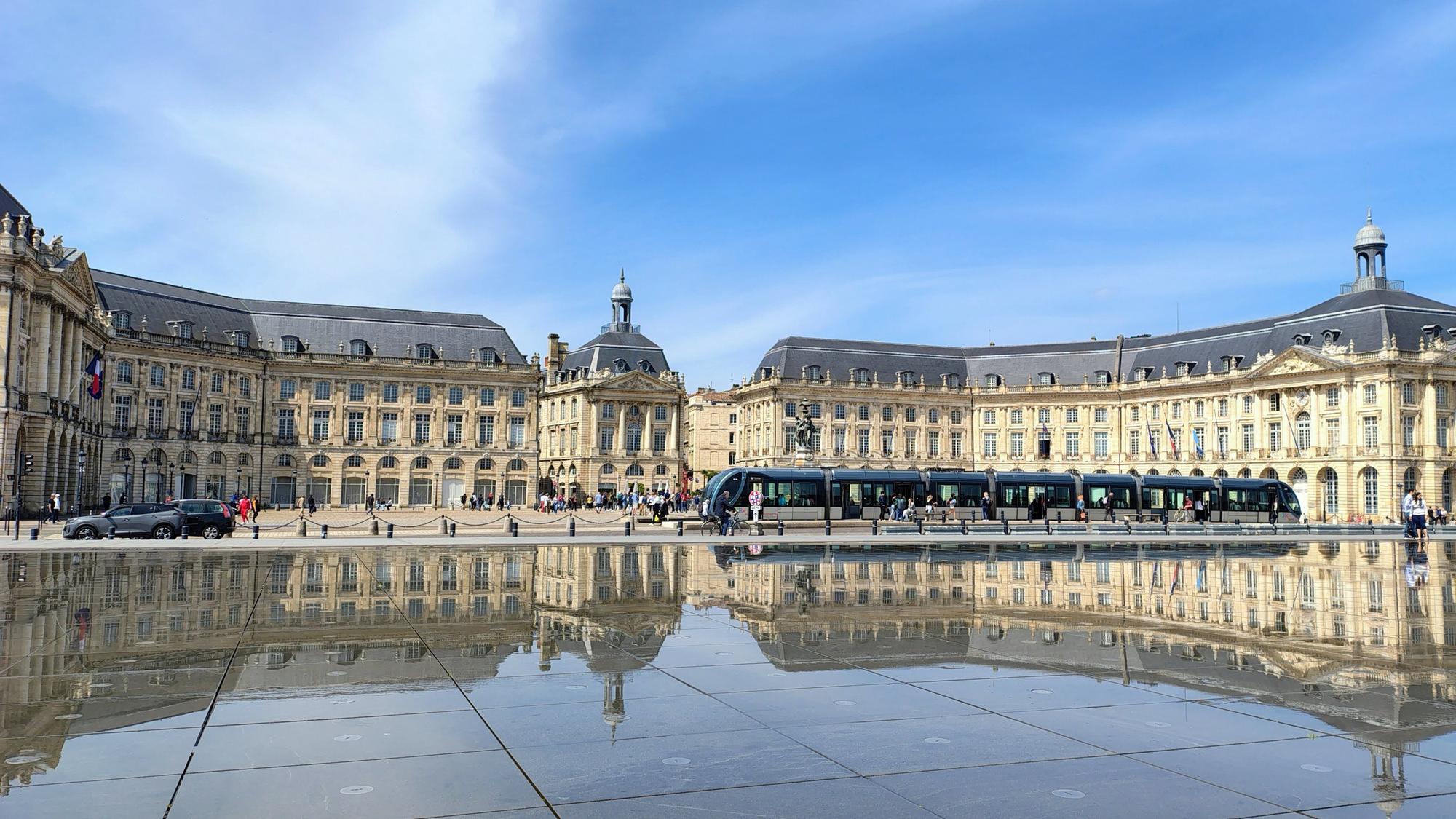El llamado Espejo en el Agua, con la Place de Bource y los edificios circundantes.