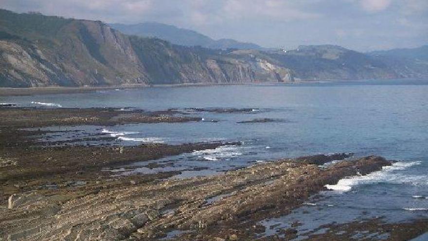 La espectacular rasa mareal y los acantilados del &#039;flysch&#039;, entre Zumaia y Deba que se podrán observar desde el mar esta Semana Santa.