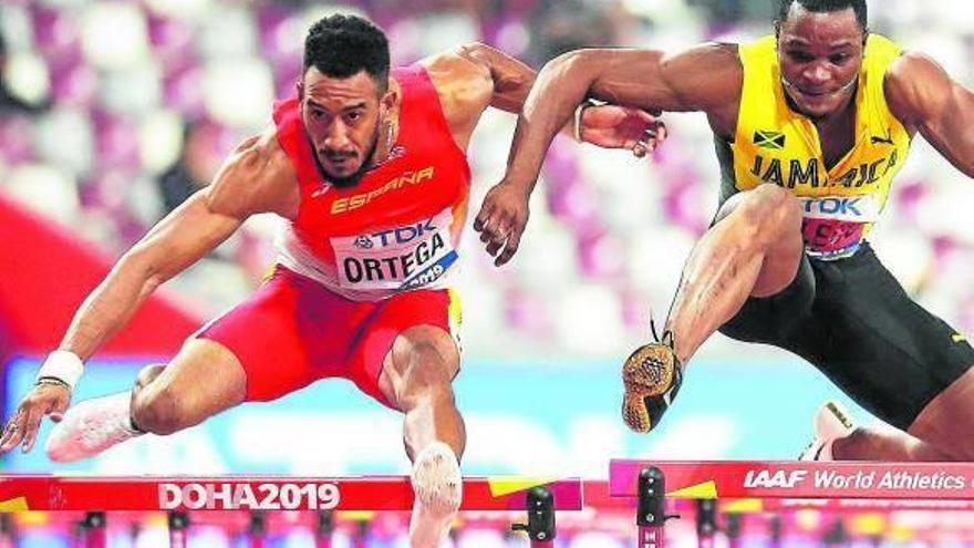 Orlando Ortega, siendo obstaculizado por el jamaicano Omar McLeod.