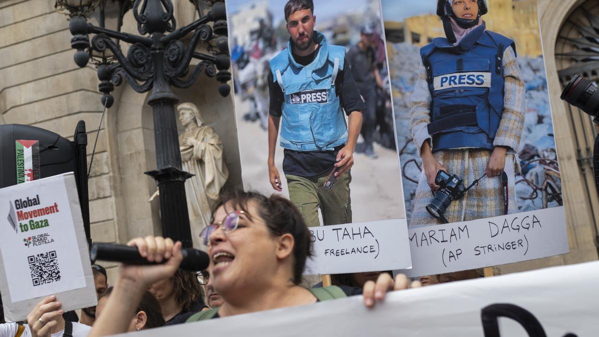 Una concentración en Barcelona contra el &quot;asesinato sistemático&quot; de periodistas en Gaza.