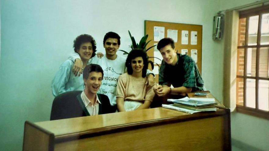 Profesoras y alumnos, hace algunos años, en la academia de Zumarraga.