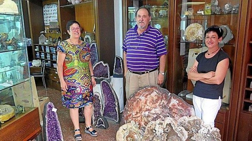 Marijose Lizarralde, Javier Aguado y Trini Fernández, en su almacén de la calle Iparragirre de Urretxu.