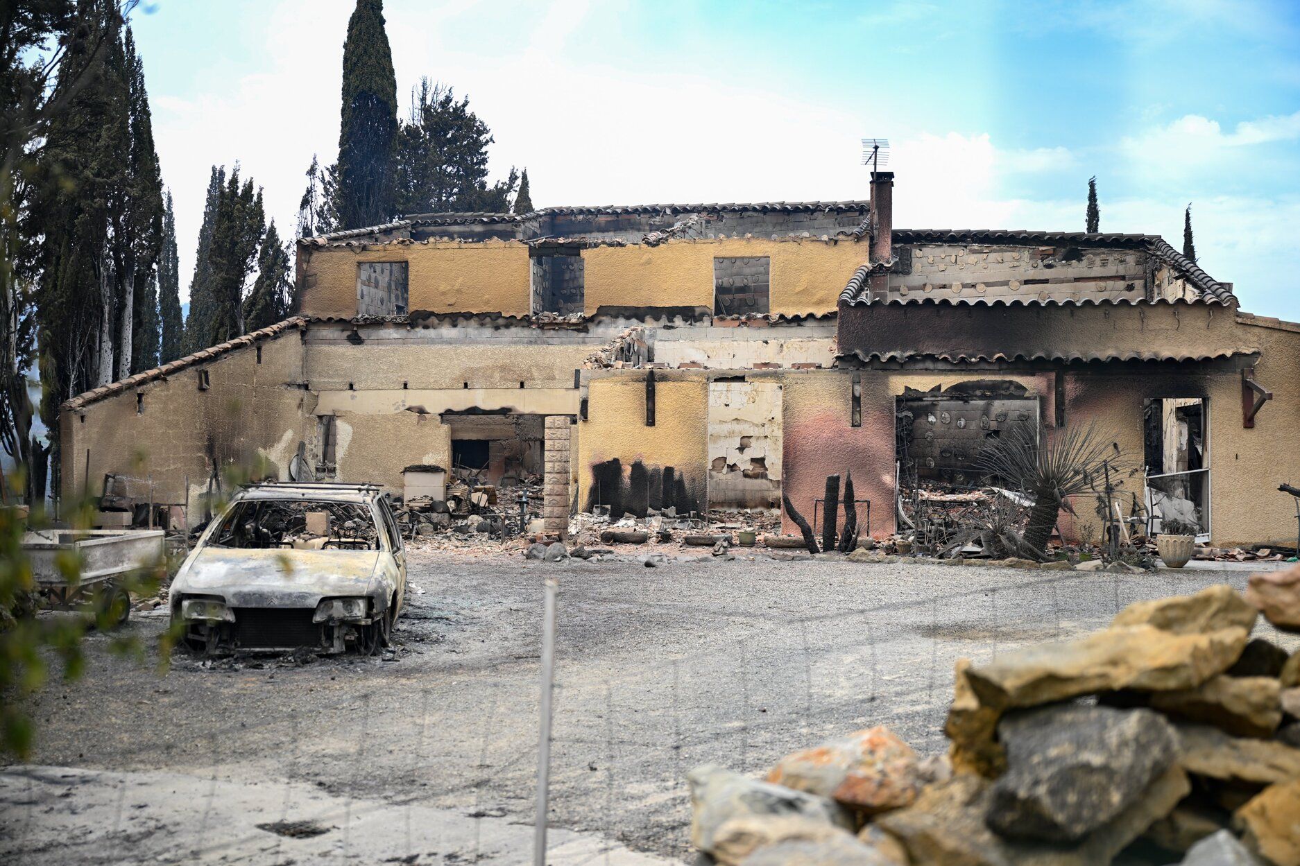 Francia lucha contra uno de los peores incendios en medio siglo