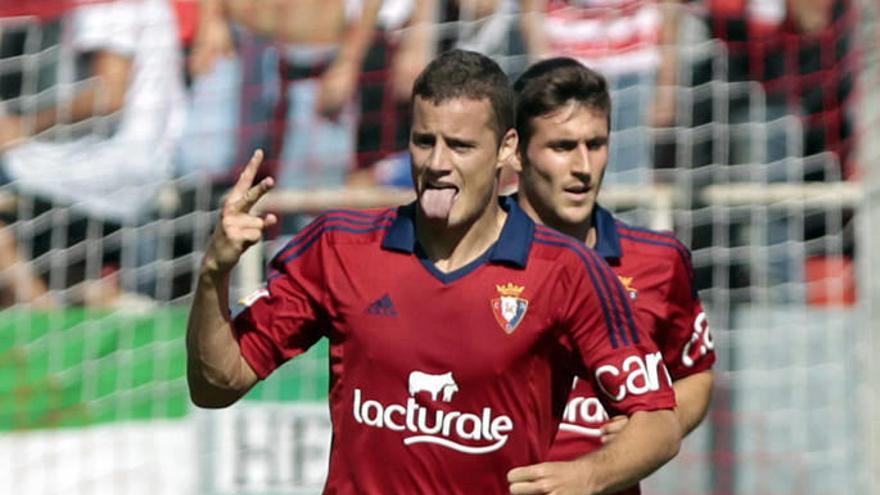 Un Osasuna con diez  no da batalla al Sevilla