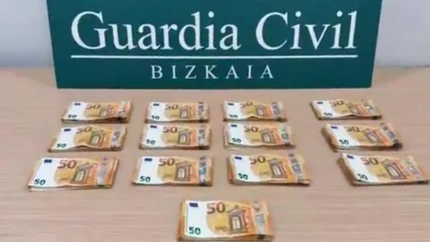Pillan a un viajero con más de 13.000 euros sin declarar en el aeropuerto de Bilbao