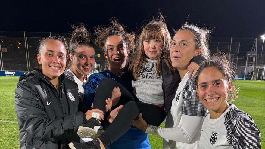 Nagore, la joven aficionada rojilla, recibe una camiseta del Badalona en la eliminación de Osasuna femenino de la Copa de la Reina