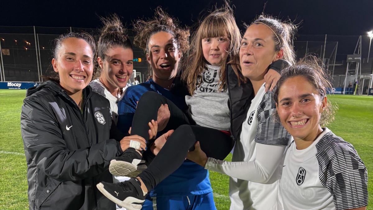 Nagore en brazos de varias jugadoras del Levante Badalona