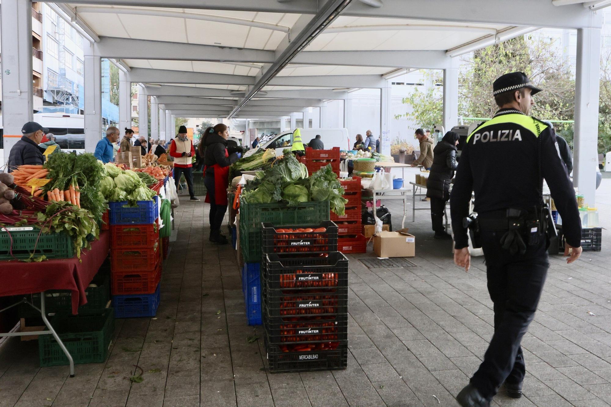 En imágenes: Mayor presencia policial en el mercado de Santa Bárbara