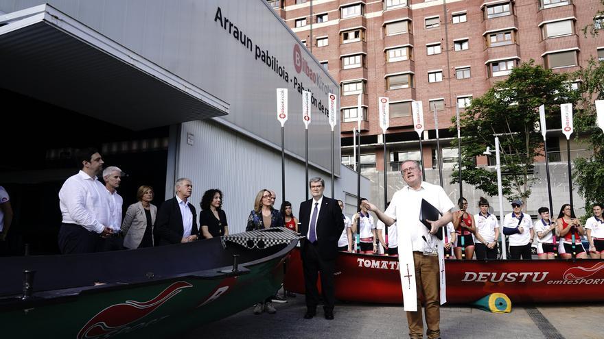 Aburto entrega a Deusto una nueva trainera