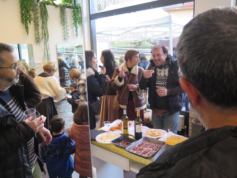 La fiesta de reapertura de la peluquería Itxura de Zumarraga