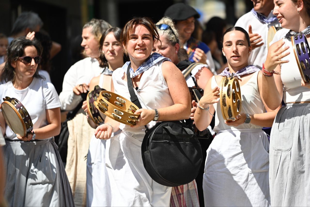 Gran ambiente en el desfile de la Euskal Jira de Irun