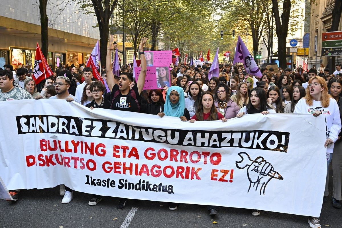 Estudiantes salen a la calle en Bilbao contra el 'bullying'