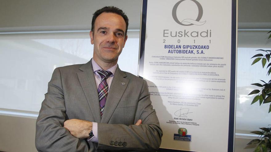 Isaac Loiola posa junto al certificado que acredita la concesión de la Q de Plata a Bidean.