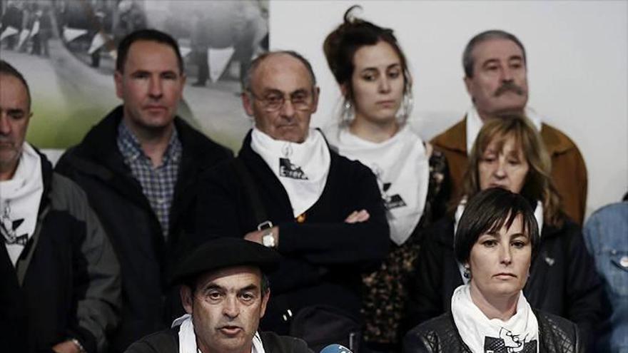 Los portavoces de Etxerat, Maider Alustiza (d), y Ramón Barea, durante la rueda de prensa