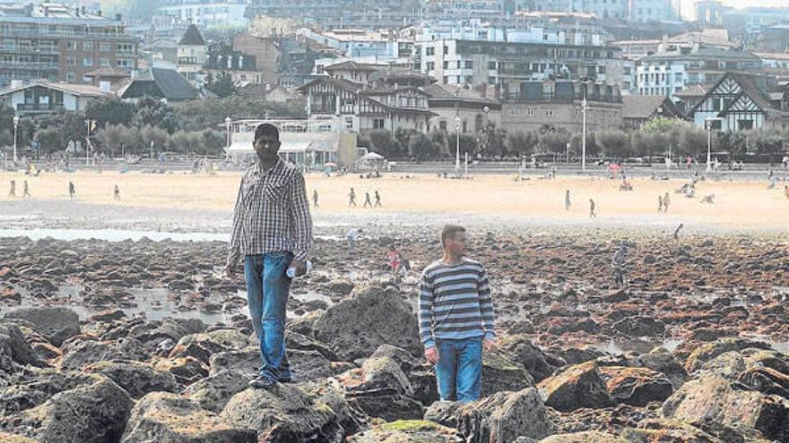 Imagen inédita de la playa de Ondarreta llena de rocas